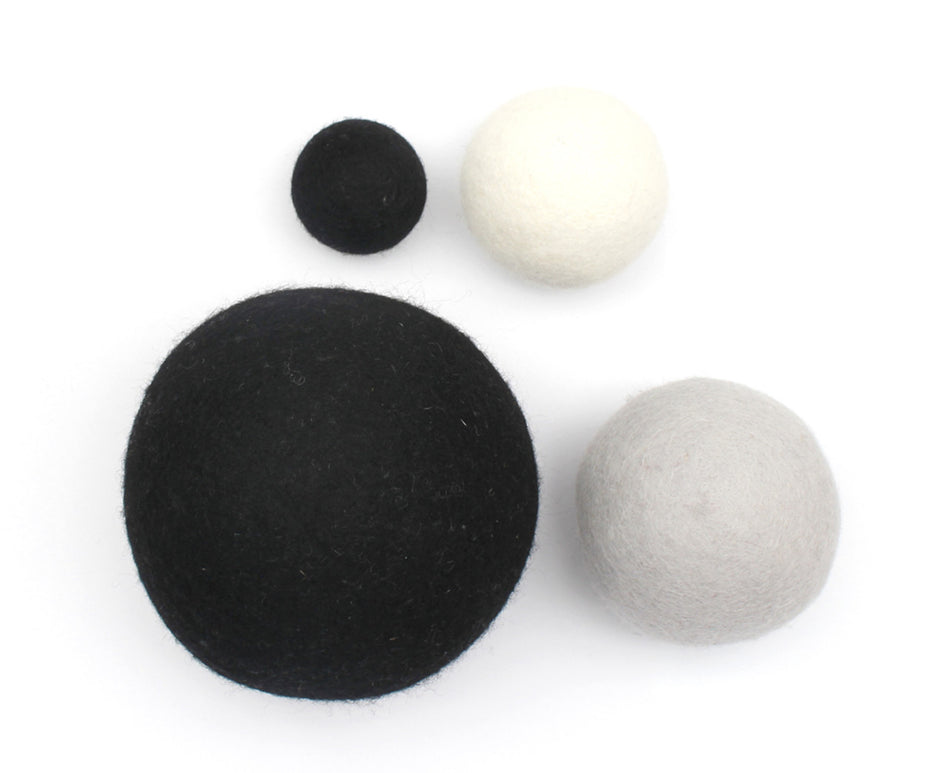 Papoose Achromatic Felt Ball Set 4pc